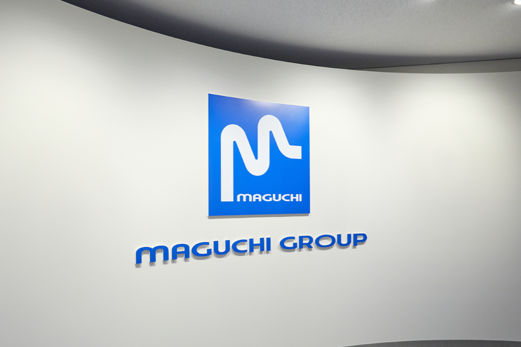マグチグループのエントランスロゴ