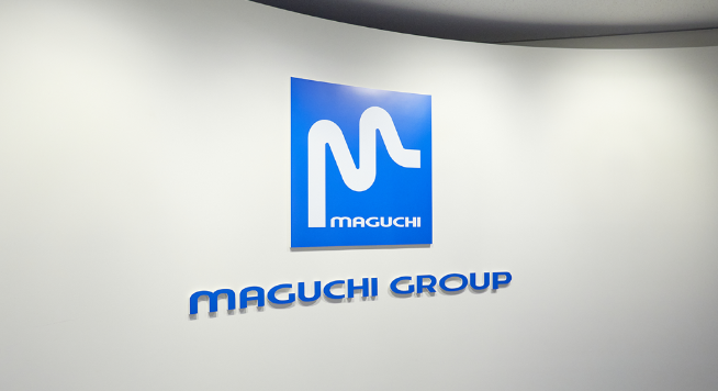マグチグループのエントランスロゴ