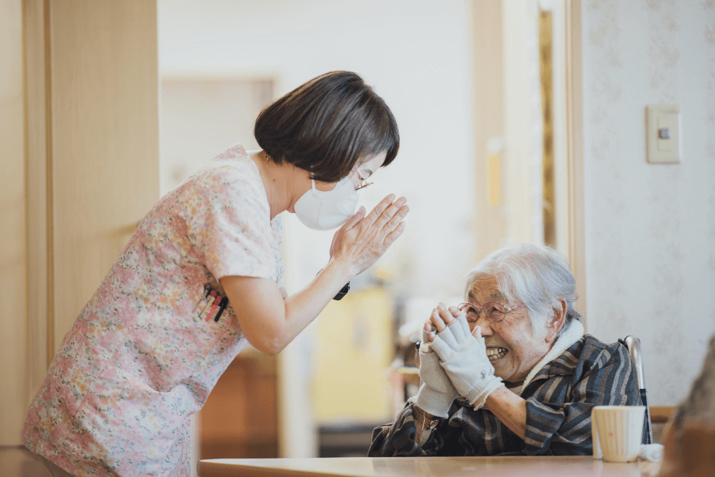 高齢者と話をするスタッフ