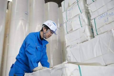 保管倉庫の入出庫・保管・アソート作業をするスタッフ