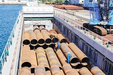 船内荷役作業の様子