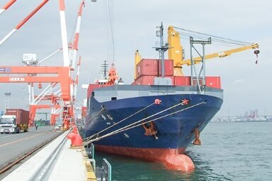 船内荷役作業の様子