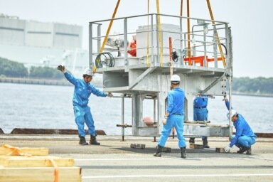 沿岸荷役作業の様子