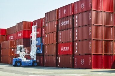 沿岸荷役作業の様子