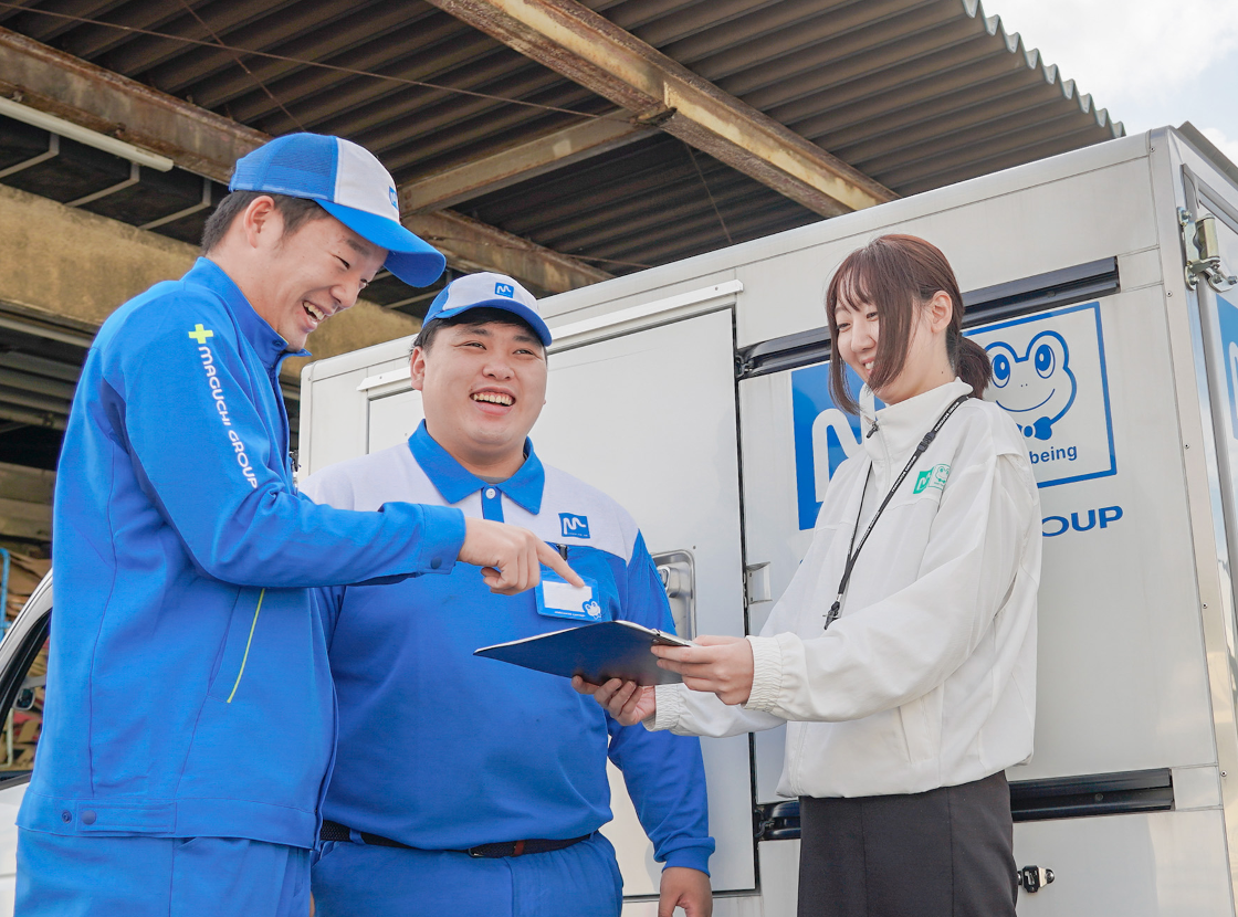 笑顔で話し合うスタッフたち