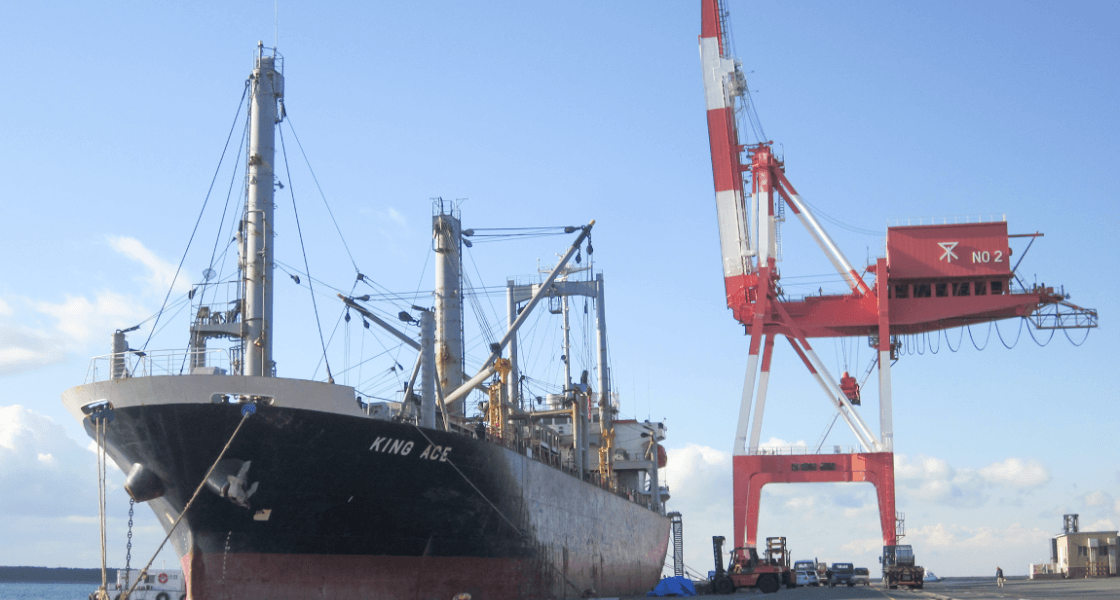 港に停まる輸送船