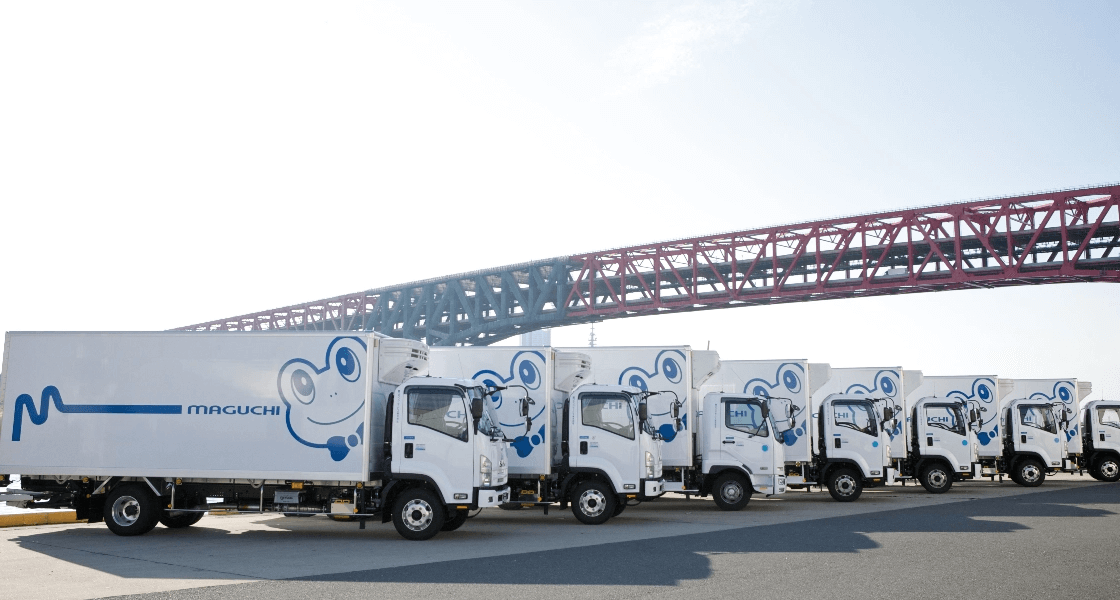 マグチグループのロゴマーク入りの車両