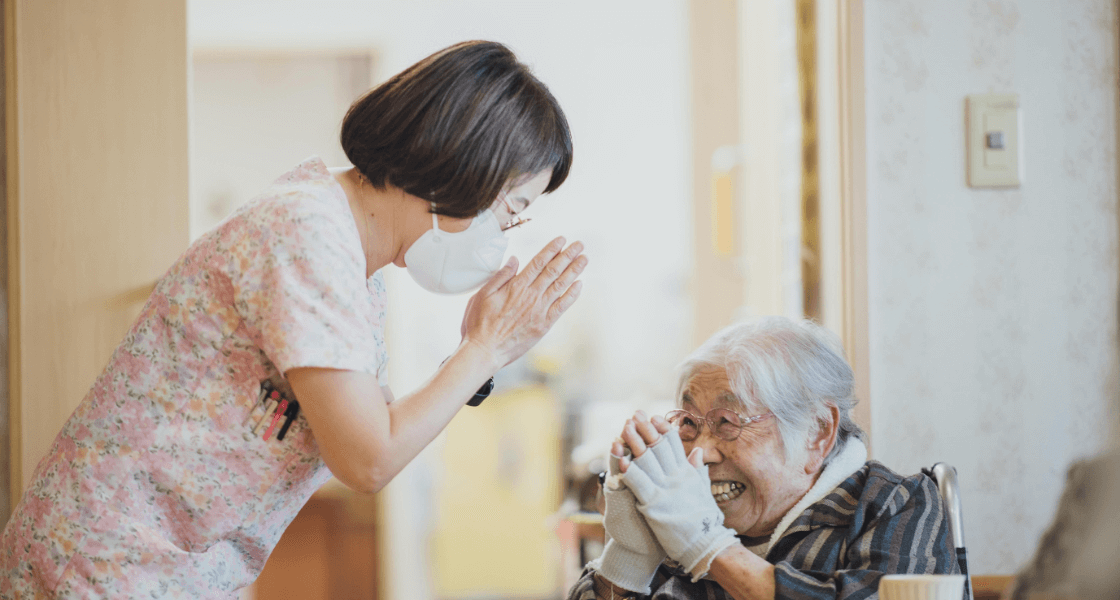 高齢者と話をするスタッフ