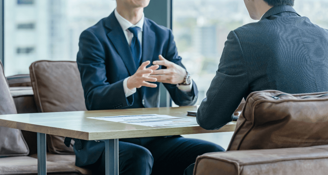 打ち合わせをするスーツ姿の人たち